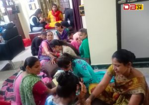 महिलाओं ने लगवाई मेहंदी
